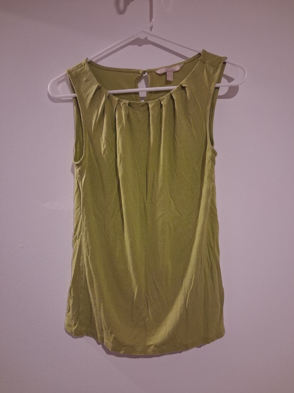 Banana Republic Olive Sleeveless Pleated Button Blouse S 70% Rayon 30% Lyocell